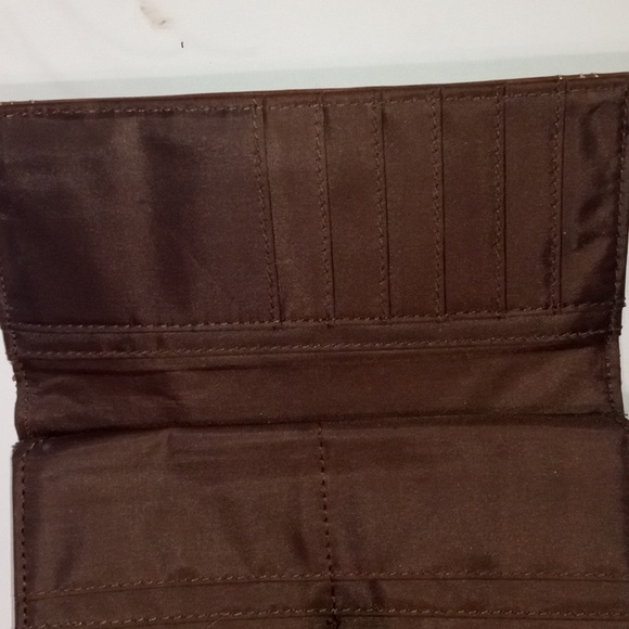 I am selling a wallet that I received as a gift. - Picture 2 of 4